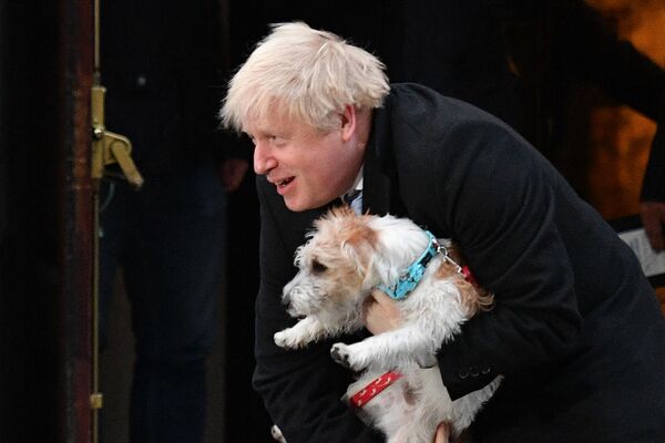 Britain&#x27;s Prime Minister Boris Johnson poses with his Jack Russell terrier Dilyn after casting his vote at a polling station in central London for the general election on 12 December 2019. - Sputnik International