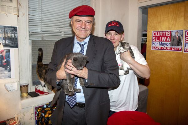 New York City Republican mayoral candidate Curtis Sliwa and wife Nancy Sliwa fondle some of the 15 cats they live with at their studio apartment in Manhattan on Friday, 22 October 2021. - Sputnik International