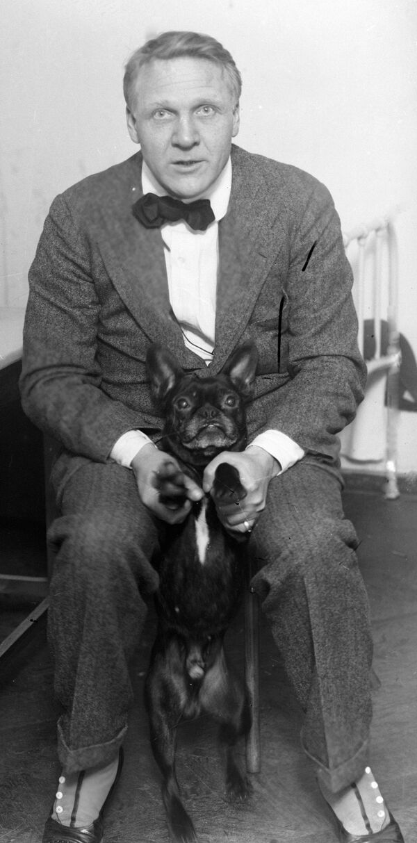 Russian singer Feodor Shalyapin with his French bulldog in 1918. - Sputnik International