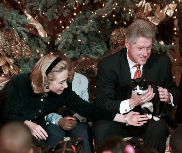 Then-president Bill Clinton holds Socks the cat as he and first lady Hillary host Washington elementary schoolchildren at the White House on 20 December 1996. - Sputnik International