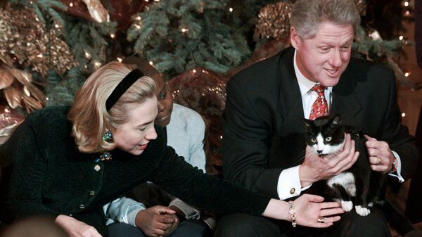 In this Dec. 20, 1996, file photo President Clinton holds Socks the cat as he and first lady Hillary Clinton host Washington area elementary school children at the White House where the president read Twas the Night Before Christmas.  - Sputnik International