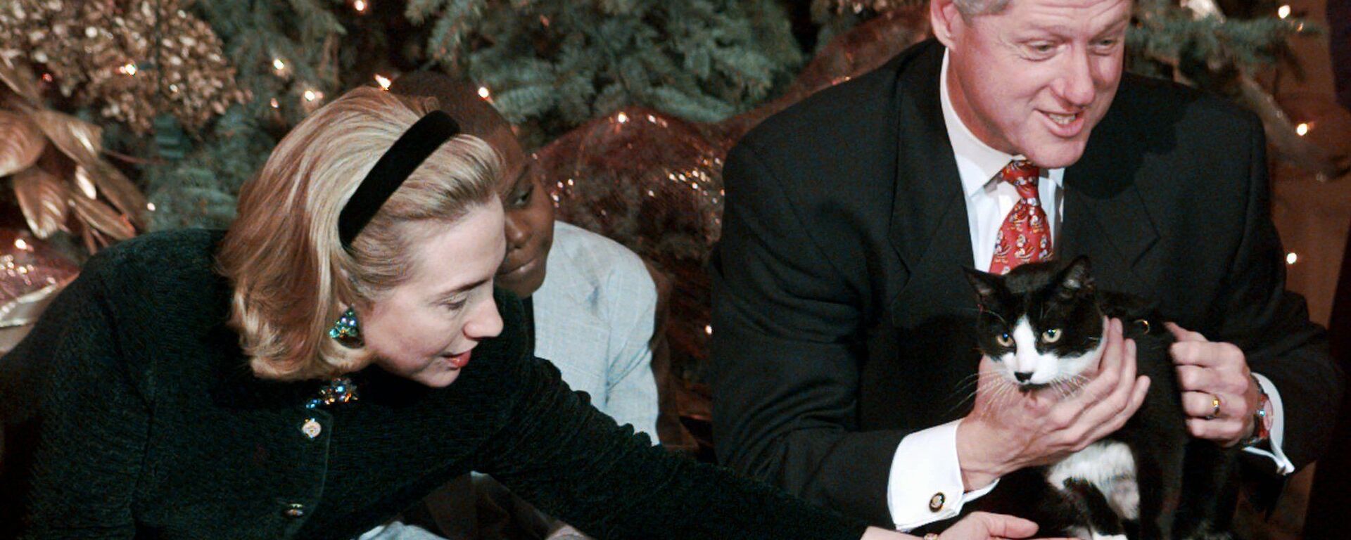 In this Dec. 20, 1996, file photo President Clinton holds Socks the cat as he and first lady Hillary Clinton host Washington area elementary school children at the White House where the president read Twas the Night Before Christmas.  - Sputnik International, 1920, 03.02.2026