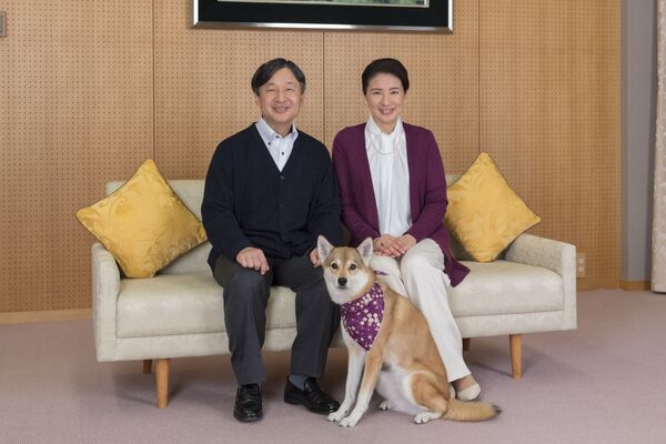 Japan&#x27;s Empress Masako (R) and her husband Emperor Naruhito (L) posing for a photograph while still crown prince and princess with their pet dog Yuri at Togu Palace in Tokyo on 4 December 2018. They ascended the Chrysanthemum Throne on 1 May 2019. - Sputnik International