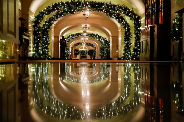 A White House Military Social Aide stands in the Central Hall during a press tour of White House Christmas decorations ahead of holiday receptions by US President Joe Biden and first lady Jill Biden in Washington, DC, 29 November 2021. - Sputnik International