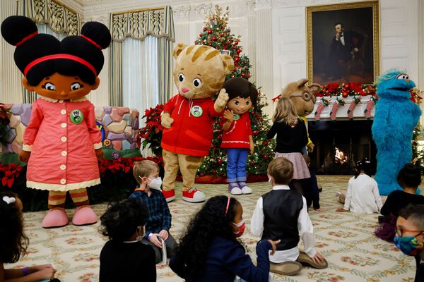 Children&#x27;s favourite on the PBS television channel, Daniel Tiger and other characters from his neighbourhood, entertain youngsters during an event hosted by US first lady Jill Biden, as part of the Christmas decoration and holiday reception at the White House in Washington, DC, 29 November 2021. - Sputnik International
