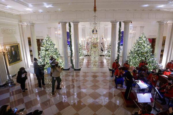 Members of the US Marine Band play holiday music in the grand foyer during a press tour of the White House Christmas decorations ahead of holiday receptions by US President Joe Biden and first lady Jill in Washington, DC, 29 November 2021. - Sputnik International