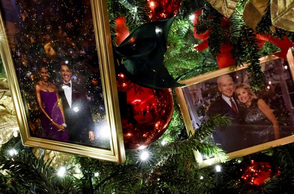 Christmas trees in the State Dining Room are decorated with snapshots of US presidents and their families (here the Obamas and Bidens), during a press tour of the White House Christmas decorations ahead of holiday receptions by US President Joe Biden and first lady Jill in Washington, DC, 29 November 2021. - Sputnik International