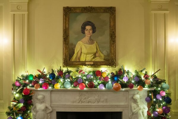 A portrait of first lady Claudia &quot;Lady Bird&quot; Johnson hangs in the Vermeil Room of the White House during a press preview of the White House holiday decorations, Monday, 29 November 2021 in Washington, DC. - Sputnik International