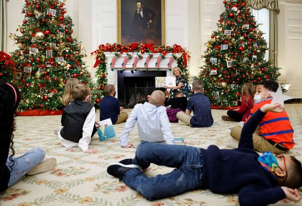 US First Lady Jill Biden reads to children from her book &#x27;Don&#x27;t Forget, God Bless Our Troops; as she kicks off the Christmas decoration and holiday reception at the White House in Washington, DC, 29 November 2021. - Sputnik International