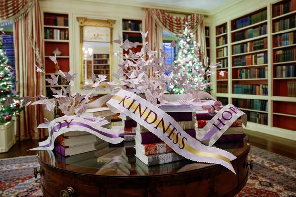 Oversized ribbons decorate the Library in the East Wing during a press tour of White House Christmas decorations ahead of holiday receptions by US President Joe Biden and first lady Jill in Washington, DC, 29 November 2021. - Sputnik International