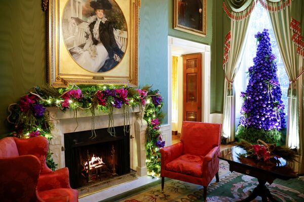 A tree of purple ornaments and natural orchids decorates the Green Room during a press tour of White House Christmas decorations ahead of holiday receptions in Washington, DC, 29 November 2021. - Sputnik International