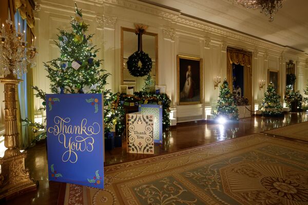 The East Room is decorated with a thank-you note theme during a press tour of White House Christmas decorations in Washington, DC, 29 November 2021. - Sputnik International