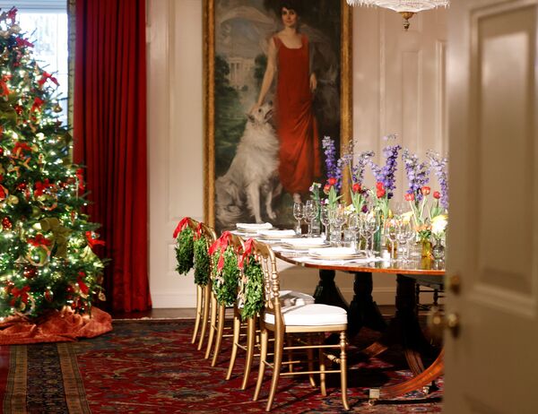 A portrait of former first lady Grace Coolidge overlooks a table set with the Obama china and Christmas decorations in the China Room in Washington, DC, 29 November 2021. - Sputnik International