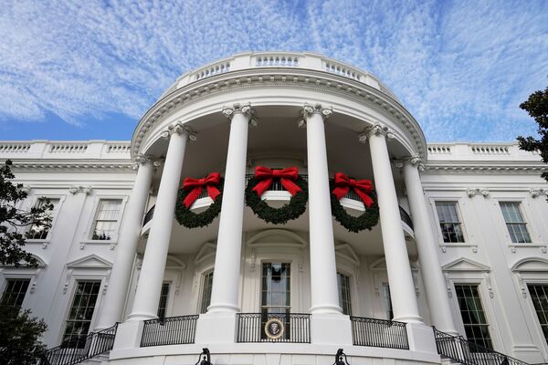 Christmas wreaths hang from the facade of the White House in Washington, DC, 28 November 2021. - Sputnik International