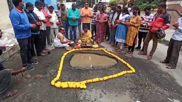 Frustrated by potholes & craters,  citizens invoke gods. Puja on Campbell Road by Bharathinagar Residents Forum - Sputnik International