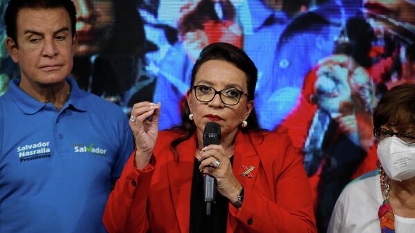 Xiomara Castro, presidential candidate of the Liberty and Refoundation Party (LIBRE), gives a statement after the closing of the general election in Tegucigalpa, Honduras, November 28, 2021. At left is vice presidential candidate Salvador Nasrala. - Sputnik International