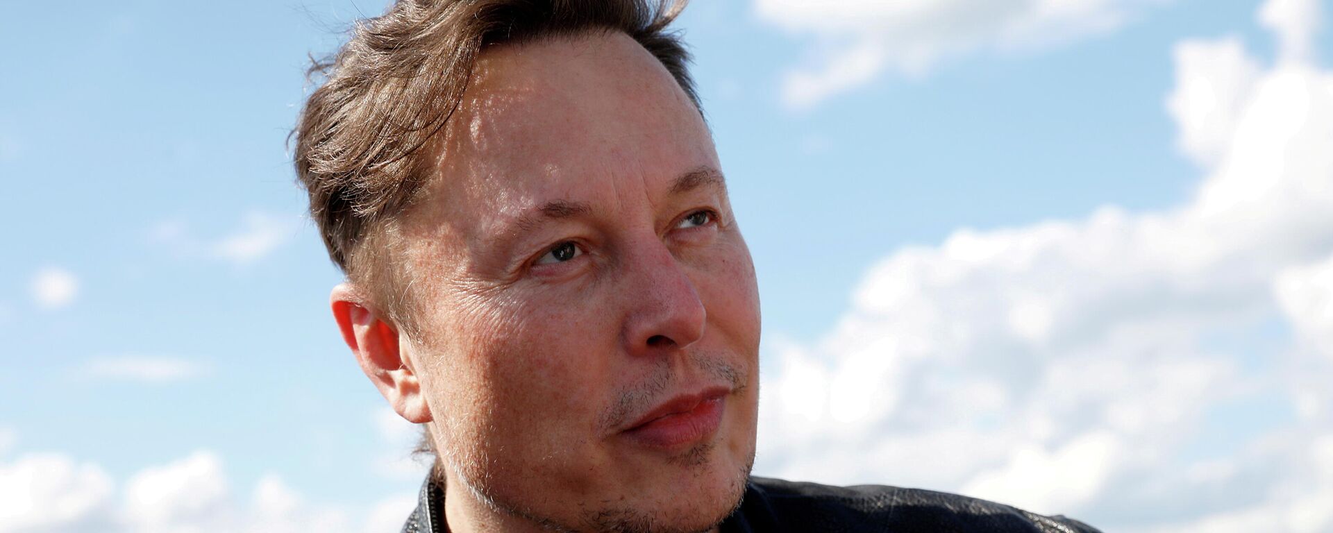 SpaceX founder and Tesla CEO Elon Musk looks on as he visits the construction site of Tesla's gigafactory in Gruenheide, near Berlin, Germany, May 17, 2021. - Sputnik International, 1920, 16.12.2021