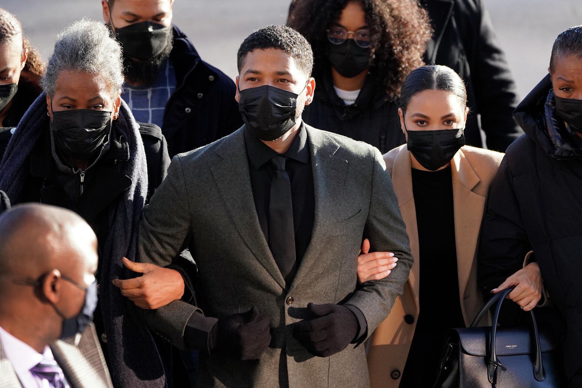 Actor Jussie Smollett, center, arrives Tuesday, Nov. 30, 2021, at the Leighton Criminal Courthouse for day two of his trial in Chicago. - Sputnik International, 1920, 17.03.2022