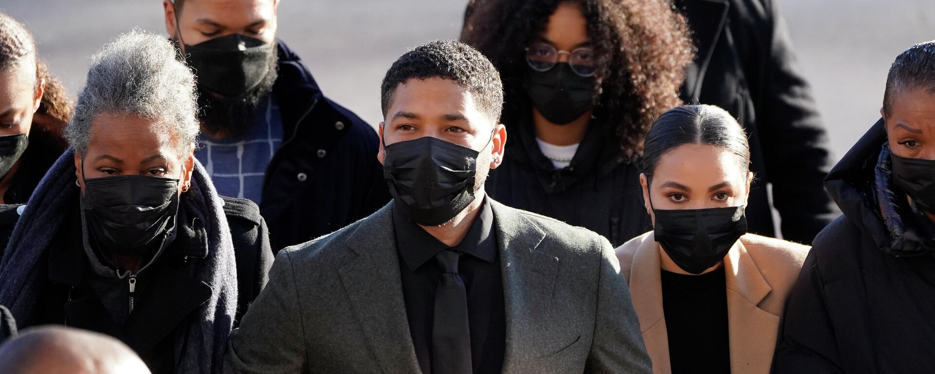 Actor Jussie Smollett, center, arrives Tuesday, Nov. 30, 2021, at the Leighton Criminal Courthouse for day two of his trial in Chicago. - Sputnik International, 1920, 01.12.2021