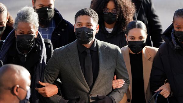 Actor Jussie Smollett, center, arrives Tuesday, Nov. 30, 2021, at the Leighton Criminal Courthouse for day two of his trial in Chicago. - Sputnik International