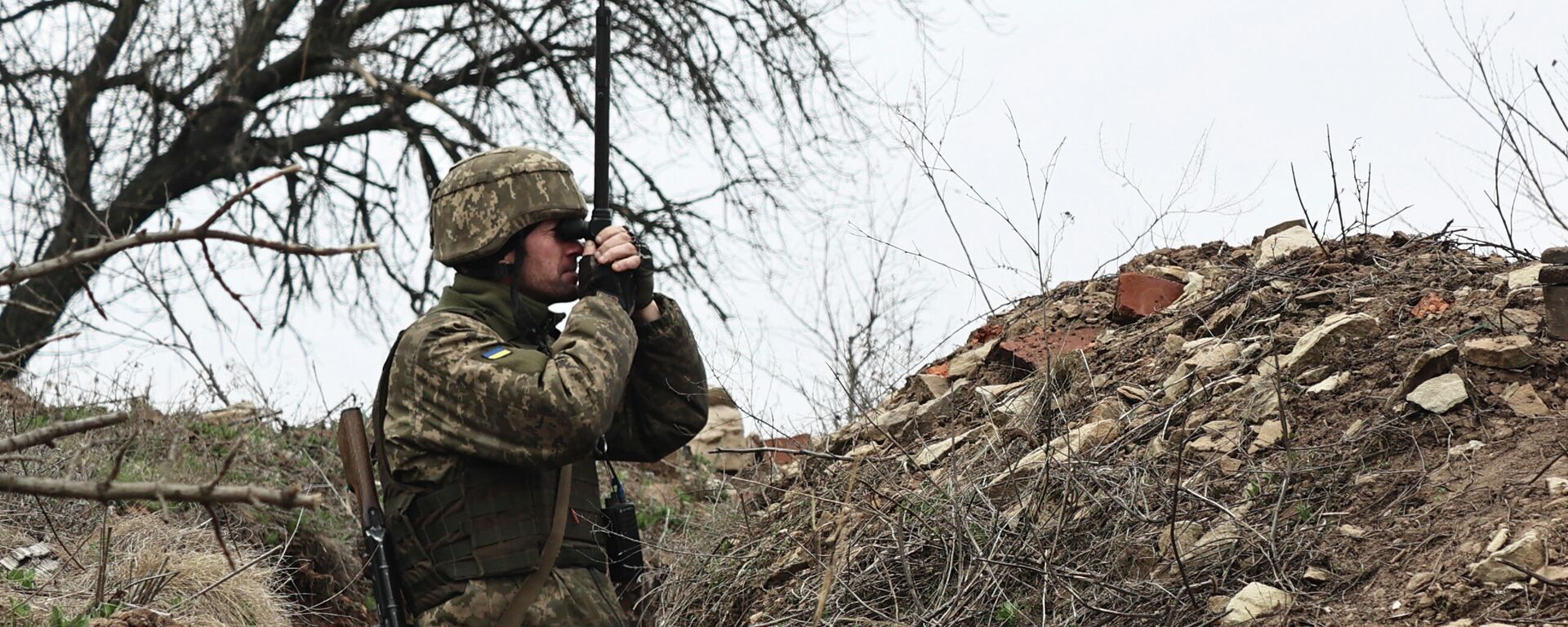 FILE - In this April 12, 2021, file photo, Ukrainian soldier watches through a periscope at fighting positions near Donetsk, Ukraine - Sputnik International, 1920, 24.02.2022