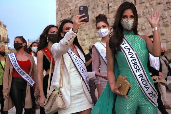 Contestants of the Miss Universe pageant take a selfie during a visit to the Tower of David Museum in the ancient citadel of Jerusalem near the Jaffa Gate entrance to Jerusalem's Old City, on 30 November 2021.  - Sputnik International