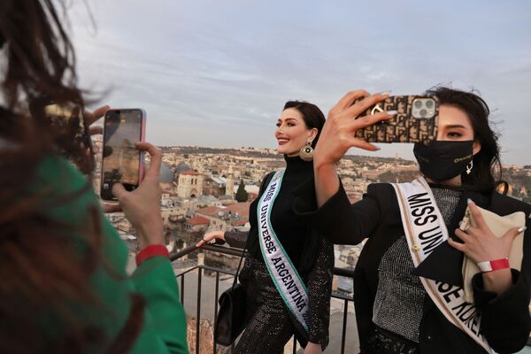 Contestants of the Miss Universe pageant take selfies during a visit to the Tower of David Museum in the ancient citadel of Jerusalem near the Jaffa Gate entrance to Jerusalem's Old City - Sputnik International