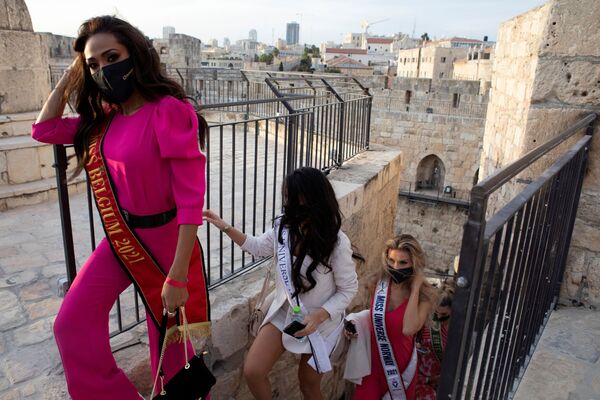 Miss Universe-2021 contestants tour David Tower in Jerusalem's old city ahead of the annual beauty pageant. - Sputnik International