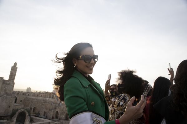 Noa Cochva, Miss Israel, a contestant in next month&#x27;s Miss Universe pageant, poses for a selfie at the Tower of David Museum in the Old City of Jerusalem - Sputnik International