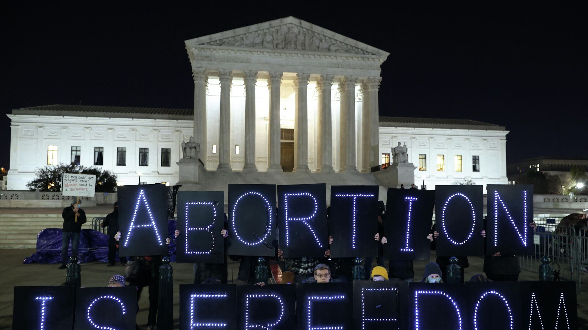 WASHINGTON, DC - NOVEMBER 30: Abortion rights activists from UltraViolet organize a light brigade outside the U.S. Supreme Court on November 30, 2021 in Washington, DC.  - Sputnik International, 1920, 01.12.2021