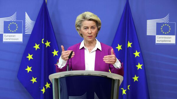 European Commission President Ursula von der Leyen gives a media statement on the Covid-19 vaccines, in Brussels, on October 18, 2021. - Sputnik International