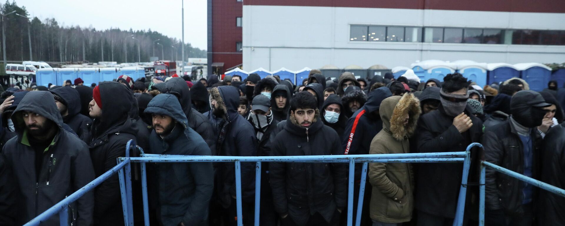 Migrants queue to receive food at the transport and logistics centre Bruzgi on the Belarusian-Polish border, in the Grodno region, Belarus November 26, 2021 - Sputnik International, 1920, 01.12.2021