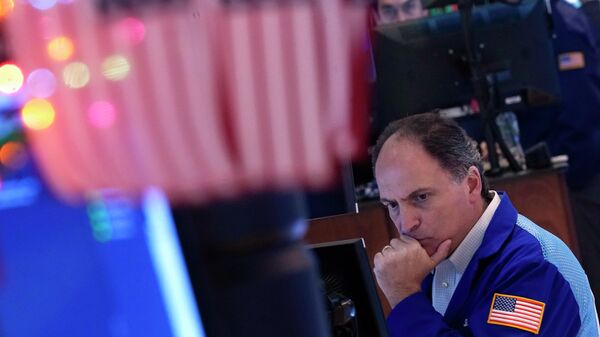 Trader James Conti works on the floor of the New York Stock Exchange, Wednesday, Dec. 1, 2021. Wall Street has investors on another roller-coaster ride Wednesday, as an early stock market rally lost steam in afternoon trading.  - Sputnik International
