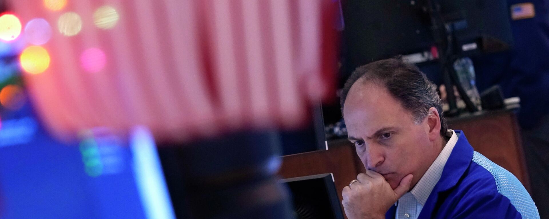 Trader James Conti works on the floor of the New York Stock Exchange, Wednesday, Dec. 1, 2021. Wall Street has investors on another roller-coaster ride Wednesday, as an early stock market rally lost steam in afternoon trading.  - Sputnik International, 1920, 01.12.2021