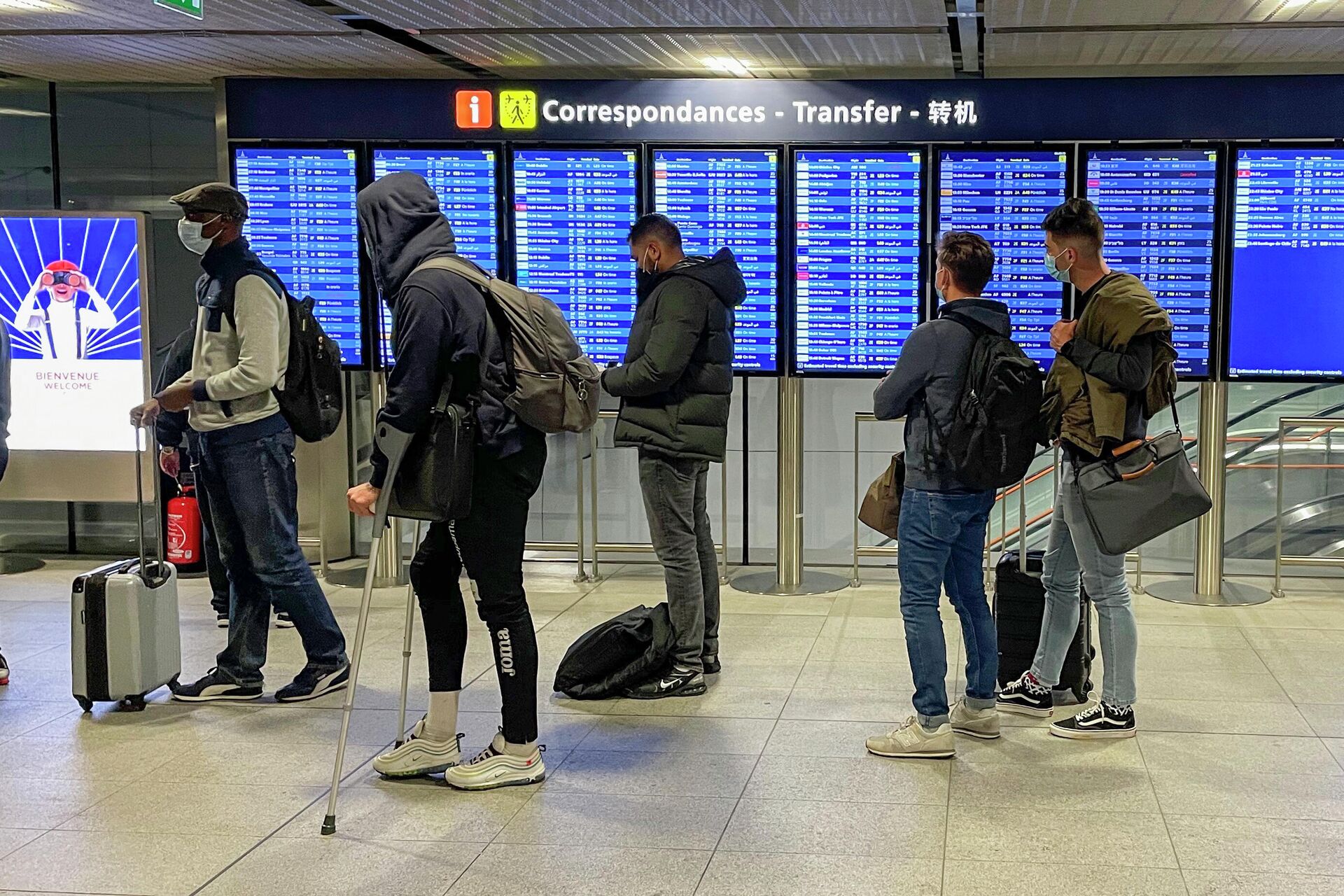 Transit passengers wait in line upon their arrival at Paris Charles de Gaulle airport Tuesday Dec. 22, 2020 - Sputnik International, 1920, 17.12.2021