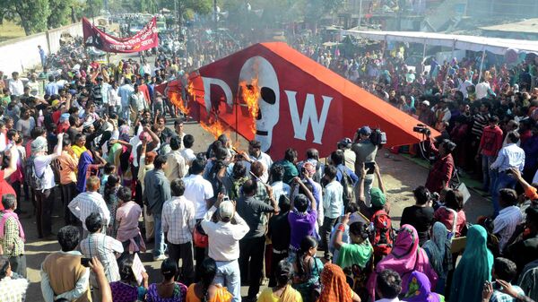 Members of various organizations representing victims of the Bhopal gas tragedy burn an effigy of Dow Chemical Co., which bought Union Carbide, on the 30th anniversary of the Bhopal gas tragedy in Bhopal, India, Wednesday Dec. 3, 2014 - Sputnik International