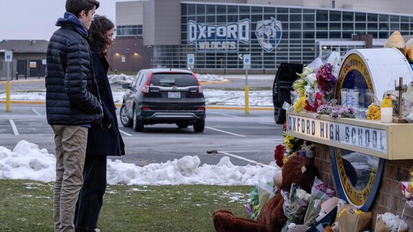 Students pay their respects at a memorial at Oxford High School a day after the year's deadliest U.S. school shooting which killed and injured several people, in Oxford, Michigan, U.S. December 1, 2021 - Sputnik International