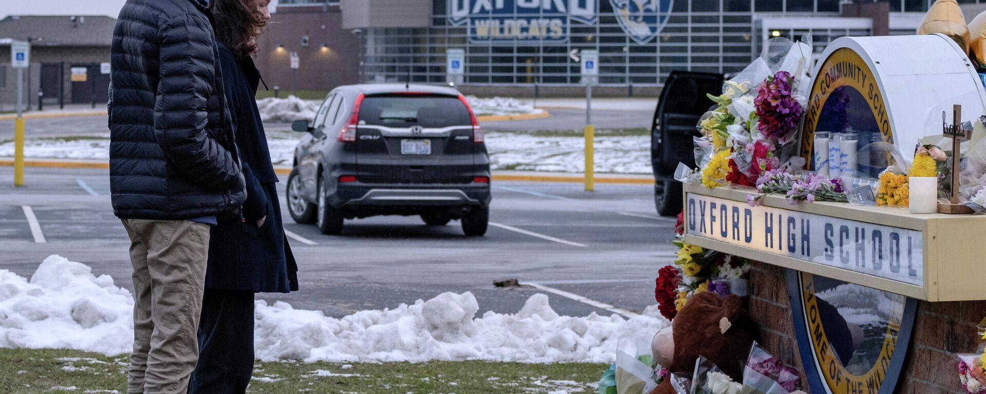 Students pay their respects at a memorial at Oxford High School a day after the year's deadliest U.S. school shooting which killed and injured several people, in Oxford, Michigan, U.S. December 1, 2021 - Sputnik International, 1920, 02.12.2021