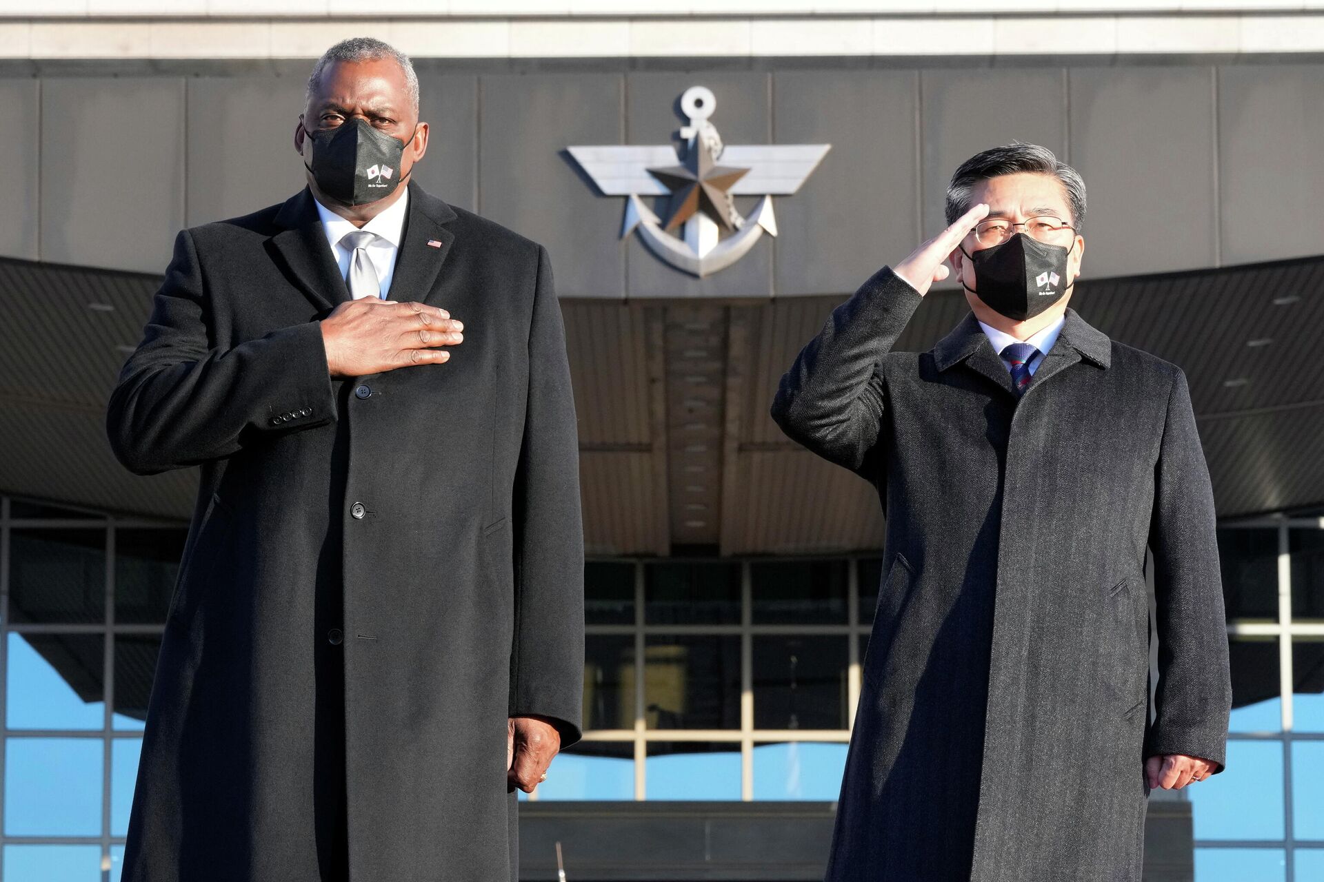 U.S. Defense Secretary Lloyd Austin and South Korean Defense Minister Suh Wook salute during a welcoming ceremony at the Defense Ministry in Seoul, South Korea, December 2, 2021. - Sputnik International, 1920, 02.12.2021
