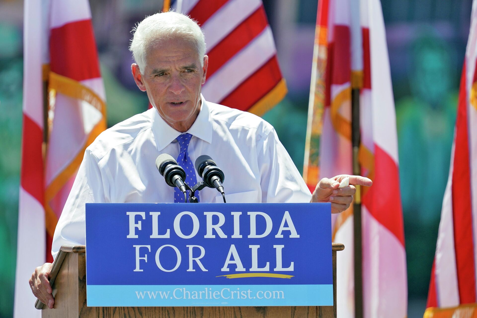 U.S. Rep. Charlie Crist, D-St. Petersburg, gestures while he speaks to supporters during a campaign rally as he announces his run for Florida governor Tuesday, May 4, 2021, in St. Petersburg, Fla. Crist, who served as Florida governor for a single term before running other offices, is seeking the state’s highest office once again — this time as a Democrat. - Sputnik International, 1920, 03.12.2021