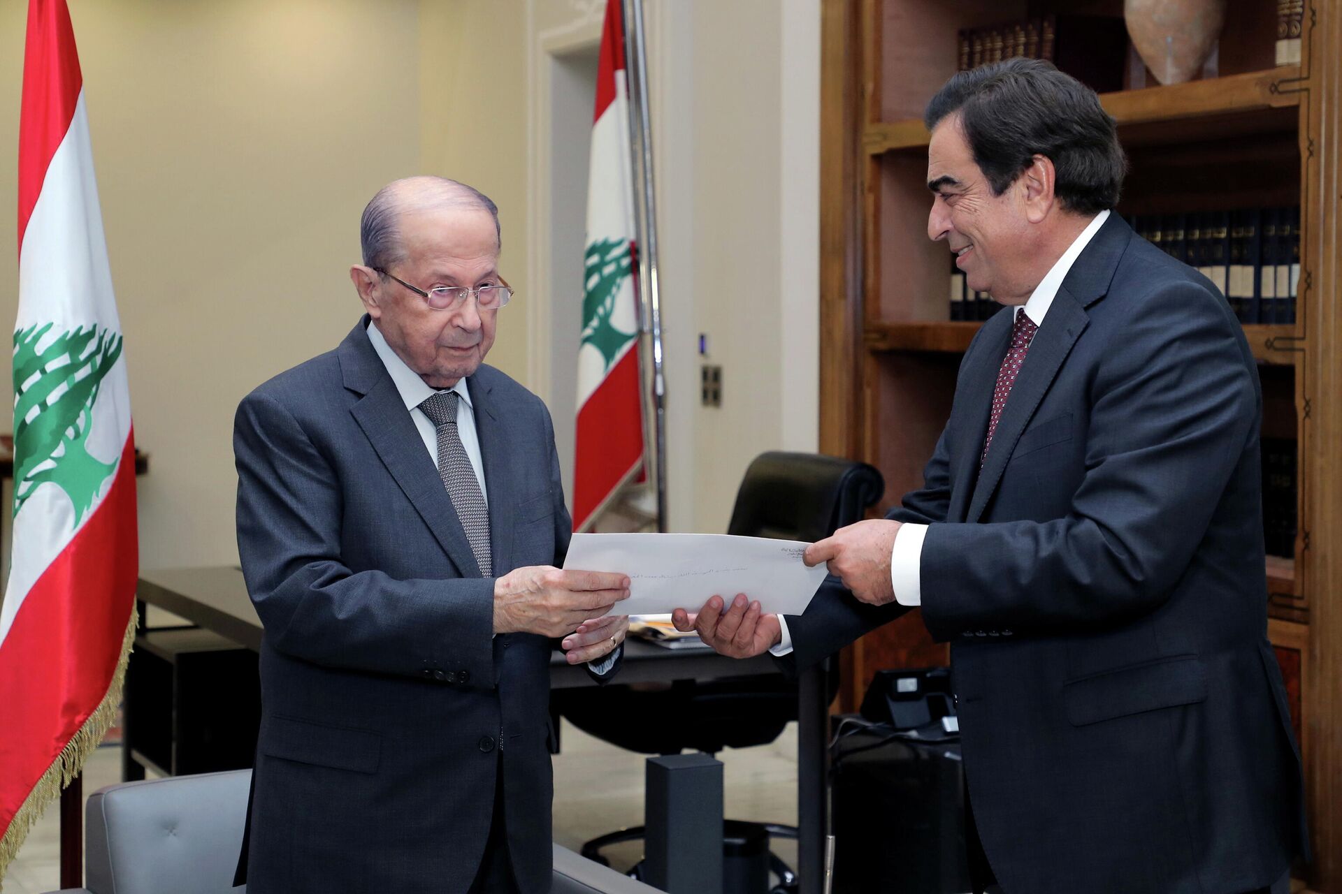 Lebanon's President Michel Aoun meets with George Kordahi after his resignation as Information Minister, at the presidential palace in Baabda, Lebanon December 3, 2021. - Sputnik International, 1920, 03.12.2021