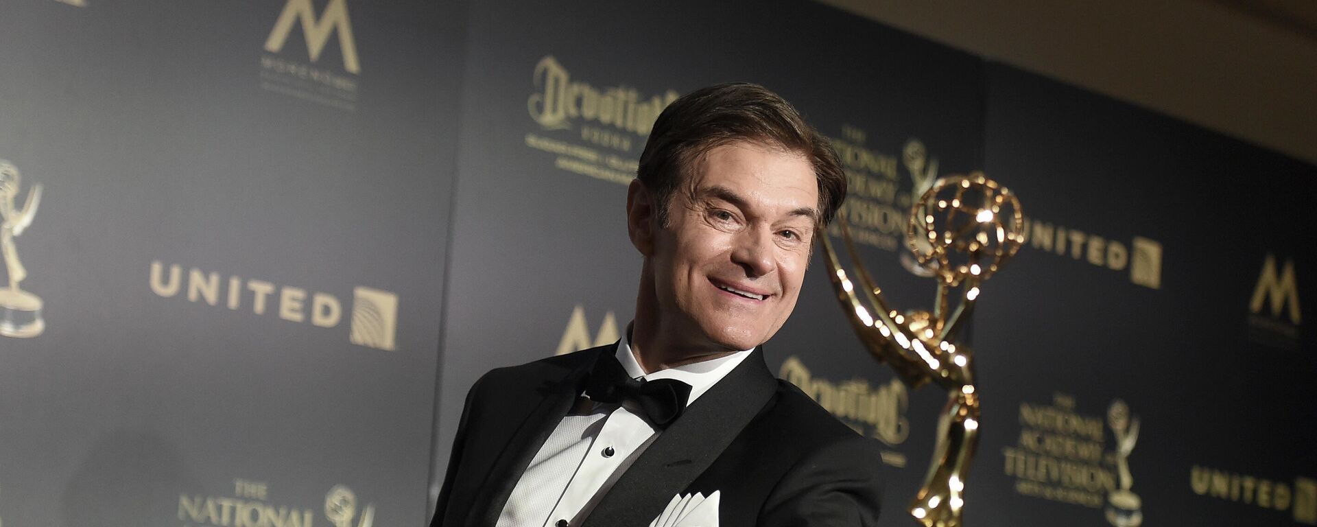 Dr. Mehmet Oz, winner of the award for outstanding informative talk show for The Dr. Oz Show, poses in the press room at the 44th annual Daytime Emmy Awards at the Pasadena Civic Center on Sunday, April 30, 2017, in Pasadena, Calif.  - Sputnik International, 1920, 04.12.2021