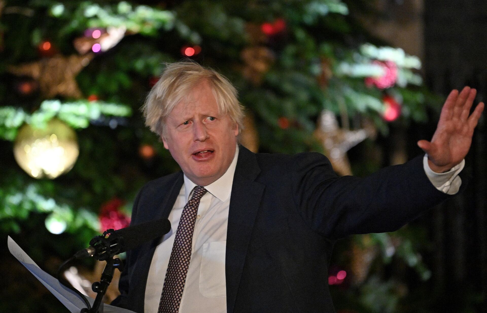 Britain's Prime Minister Boris Johnson makes a speech as he visits a UK Food and Drinks market set up in Downing Street, central London on November 30, 2021. (Photo by JUSTIN TALLIS / POOL / AFP) - Sputnik International, 1920, 18.12.2021