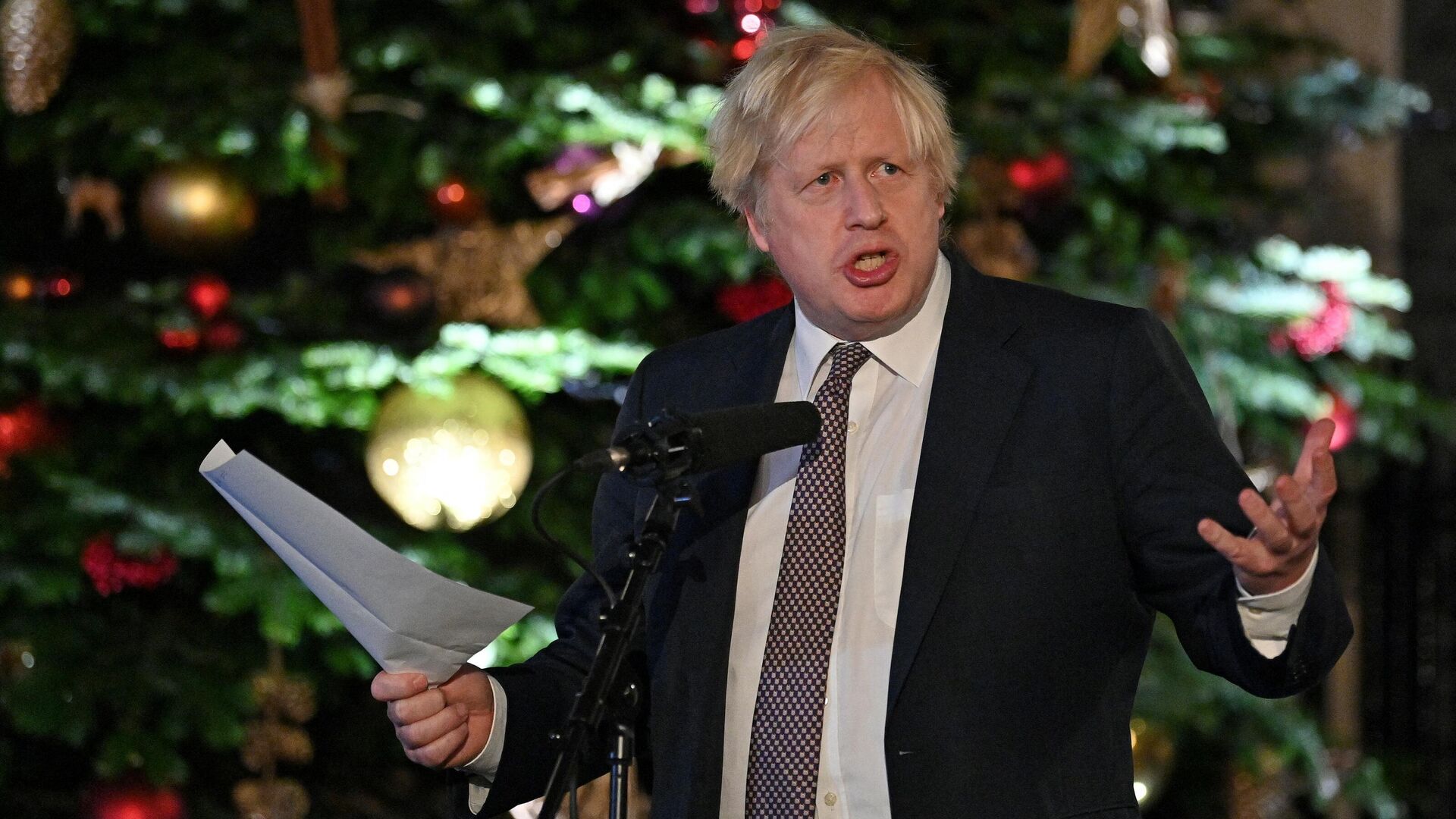 Britain's Prime Minister Boris Johnson makes a speech as he visits a UK Food and Drinks market set up in Downing Street, central London on November 30, 2021. (Photo by JUSTIN TALLIS / POOL / AFP) - Sputnik International, 1920, 06.12.2021