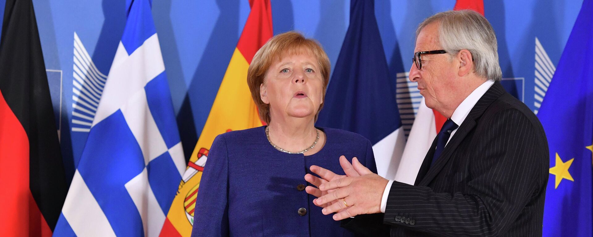 European Commission President Jean-Claude Juncker, right, speaks with German Chancellor Angela Merkel during an informal EU summit on migration at EU headquarters in Brussels, Sunday, June 24, 2018. (AP Photo/Geert Vanden Wijngaert, Pool) - Sputnik International, 1920, 04.12.2021