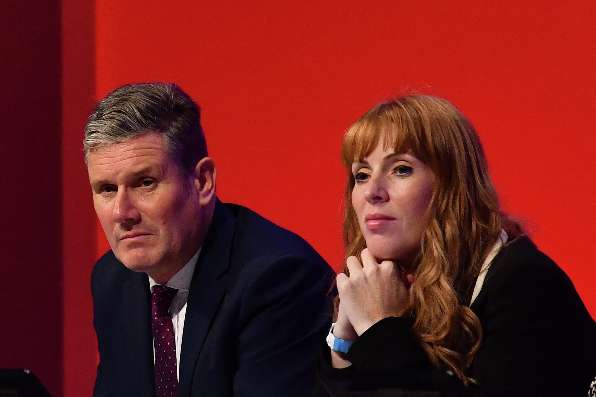 Britain's main opposition Labour Party leader Keir Starmer (L) and Britain's main opposition Labour Party deputy leader Angela Rayner sit in a conference hall for a debate on the leadership election rule changes, on the second day of the annual Labour Party conference at The Brighton Centre in Brighton on the south coast of England, on September 26, 2021 - Sputnik International, 1920, 05.12.2021