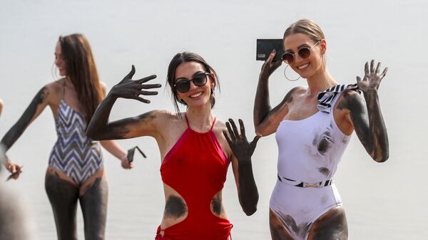 Участницы конкурса Miss Universe 2021 купаются в Мертвом море на оккупированном Израилем Западном берегу - Sputnik International