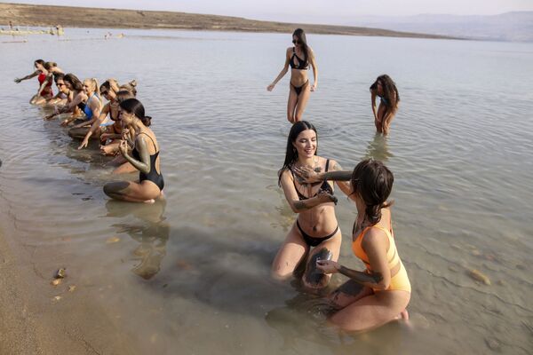 Contestants of the Miss Universe pageant pose for a picture during a visit to the Dead Sea, south of the West Bank city of Jericho, on 4 December 2021 ahead of the 70th Miss Universe event to be held in Israel&#x27;s Red Sea resort of Eilat on 12 December. - Sputnik International