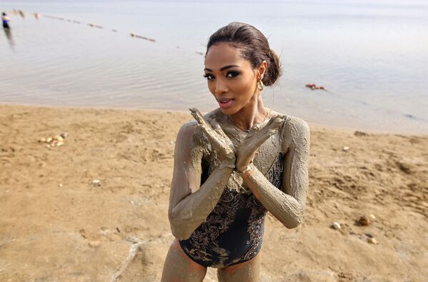 A contestant of the Miss Universe pageant poses for a picture during a visit to the Dead Sea, south of the West Bank city of Jericho, on 4 December 2021 ahead of the 70th Miss Universe event to be held in Israel&#x27;s Red Sea resort of Eilat on 12 December. - Sputnik International