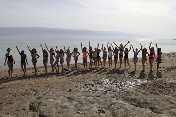 Contestants in the Miss Universe pageant pose for a group photo during their visit to the Dead Sea, Saturday, 4 December 2021, ahead of this month&#x27;s competition in Eilat, Israel. - Sputnik International